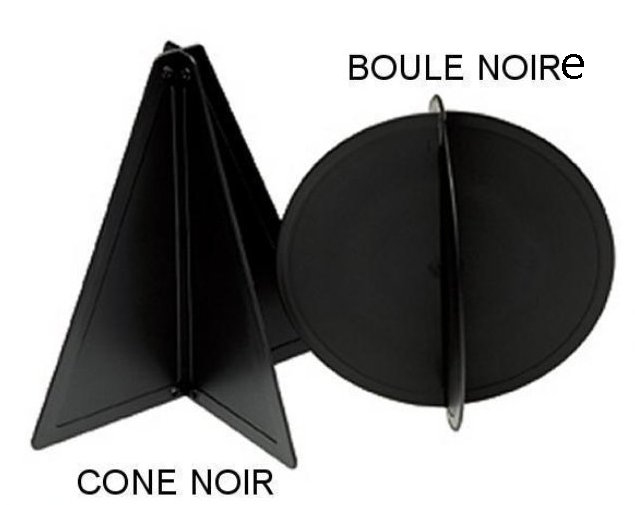 C�ne et boule noirs Lalizas